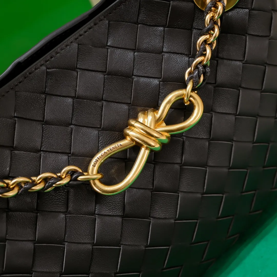 Batch 1960 BOTTEGA VENETA 2024 spring and summer new small ANDIAMO chain bag is also available! 🔥🔥I believe many friends have been waiting for a long time. The metallic chain adds a touch of sophistication to the original softness and elegance of Andiamo. The collision of classic craftsmanship and elegance creates a different kind of beauty. Style number: 6008 Size: 25*22*10.5cm